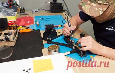 В России создают дрон типа "летающее крыло" для разведки и корректировки огня. К испытаниям нового беспилотного летательного аппарата планируется приступить до конца февраля 2024 года, сообщили в конструкторском бюро "Восток"