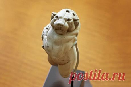 Чем уникальна «Львица Гуэннола»? | Чёрт побери Эта антропоморфная скульптура львицы, созданная в Эламе около 5 тысяч лет до н.э., была найдена близ Багдада, Ирак. С 1948 года находилась в коллекции Бруклинского музея Искусств в Нью-Йорке до момента продажи в 2007 году английскому коллекционеру, пожелавшему остаться неизвестным.  Наряду с коленопреклоненным быком с чашей, хранящимся в Метрополитен-Музее в Нью-Йорке — наиболее значимые предметы искусства Западного Элама. Уни...