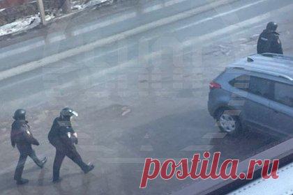 Стало известно об опухоли мозга у открывшего стрельбу из квартиры россиянина. У жителя Вятских Полян Кировской области, открывшего стрельбу из своей квартиры, на днях нашли опухоль головного мозга. О своем диагнозе россиянин узнал накануне после МРТ. В результате, мужчина, не употреблявший алкоголь в течение 16 лет, напился. 15 марта он должен был отправиться на работу, но ушел в запой.