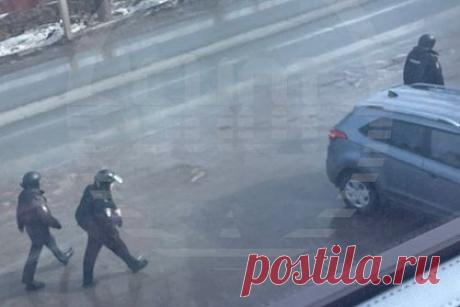 Стало известно об опухоли мозга у открывшего стрельбу из квартиры россиянина. У жителя Вятских Полян Кировской области, открывшего стрельбу из своей квартиры, на днях нашли опухоль головного мозга. О своем диагнозе россиянин узнал накануне после МРТ. В результате, мужчина, не употреблявший алкоголь в течение 16 лет, напился. 15 марта он должен был отправиться на работу, но ушел в запой.