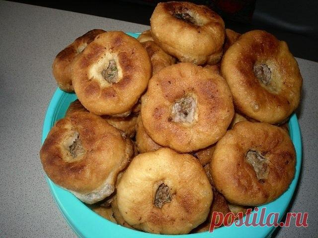 БЕЛЯШИ

0,5 лит. воды тёплой, 
чайная ложка соли, 
2 чайной ложки сахара,, 
1 яйцо(отдельно взбить), 
100 гр. раст. масла, 
по рецепту 1 стол. ложка сухих дрожжей, у меня же были сырые, положила примерно грамм 20-25, 
муки ушло, точно не замеряла, где-то чуть больше 1 кг. 

Тесто хорошо вымешать и поставить в тёплое место, три раза поднялось и можно печь беляши. 

Начинка: фарш говядина+ свинина, посолить. поперчить. порезать побольше репчатого лука мелко, зелень укроп+ зе...