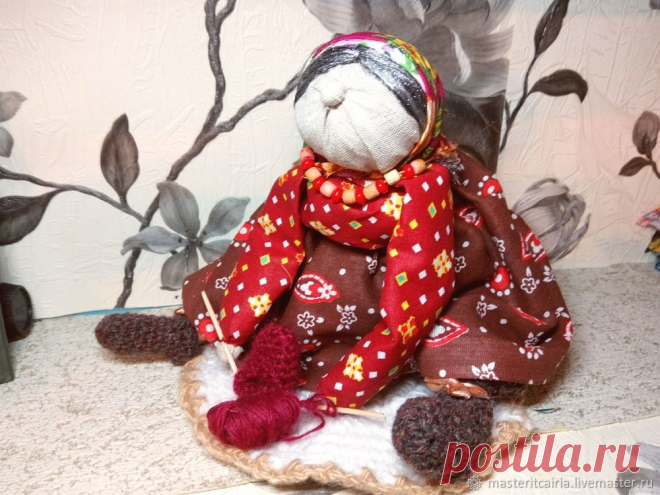 Создаем подарочную народную куклу «Бабка Характерная» Это вятская кукла, она не обережная и не игровая, она подарочная. Бабку дарили молодой женщине, недавно вышедшей замуж, со словами: «Баба без дела не сидит!».