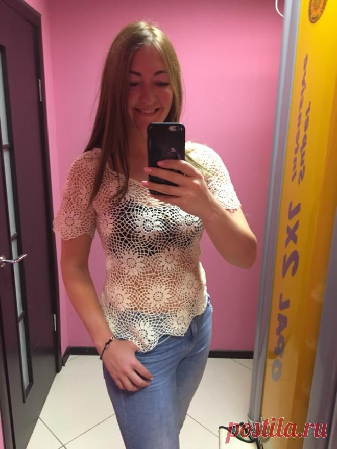 Вязаная  крючком ,универсальная вещь.46р. Можно носить с майкой,водолазкой,топ-бра и на пляж. Тонкое кружево крючком из хлопковой нити.Вещь не капризная,износостойкая,пластичная. Есть в наличии и свяжу на заказ,перешлю почтой.