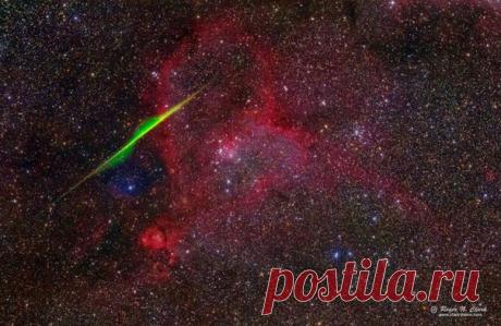 Спиральный метеор пронзает туманность Сердце  / Интересный космос