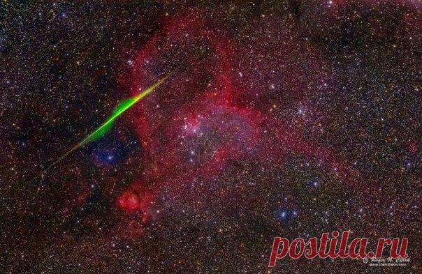 Спиральный метеор пронзает туманность Сердце  / Интересный космос