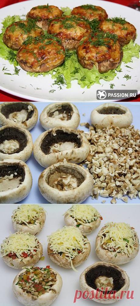 Фаршированные шампиньоны. Нам потребуется:
 Шампиньоны (крупные) - 7 шт.,
 Помидор - 1 шт.,
 Перец болгарский - 1 шт.,
 Сыр - 100-150 г,
 Зелень укропа и петрушки - 1 пучок,
 Листовой салат,
 Масло растительное,
 Соль,
 Перец.