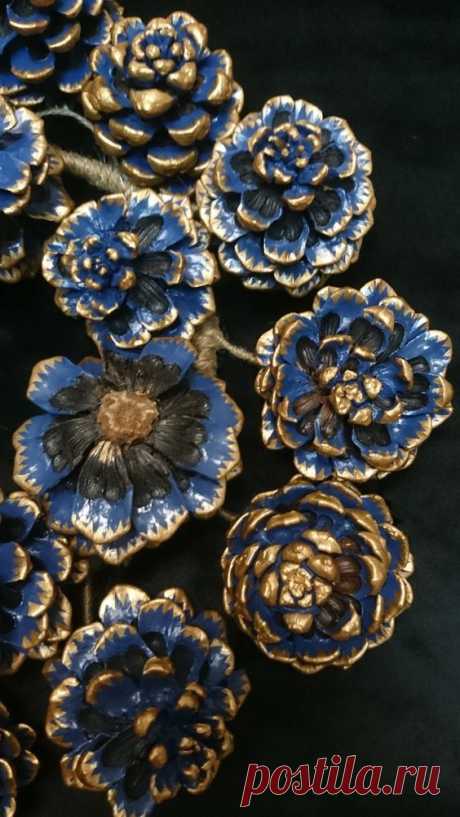 A festive wreath made entirely of pine cones that will make a welcome sign on your front door at Christmas or could also be used to create a centerpiece. Pine cone crown from Pinus Pinea hand painted…