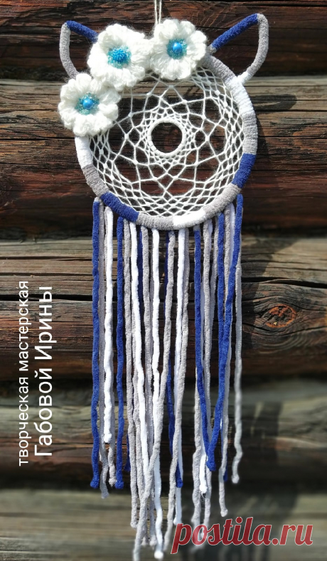 Ловец снов &quot;Аришка&quot; с ушками. Плюшевый с декором из цветов, связанных крючком