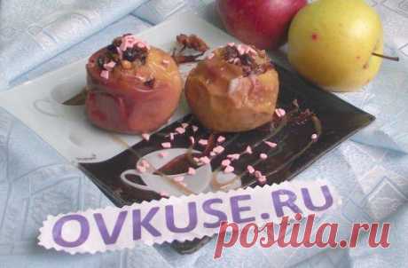 Печеные яблоки с орехом и изюмом / Простые рецепты
