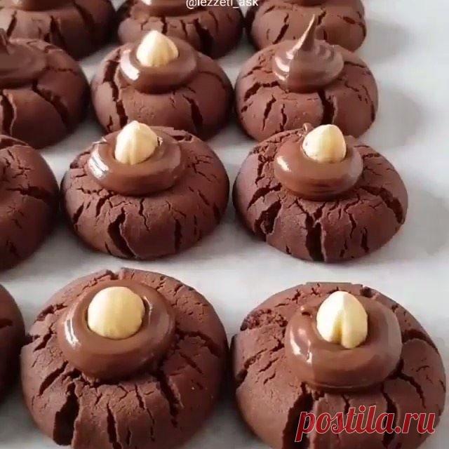 Шоколадное печенье🍫🍫🍫 Для теста:
115 г сливочного масла комнатной температуры
1 чашка сахарной пудры
1 яйцо
80 г шоколада
1 щепотка соли
2 стакана муки(стакан 200мл)
1 столовая ложка какао
2 чайные ложки разрыхлителя

Шоколад растопить на водяной бане с щепоткой соли. Остудить.
Сахарную пудру взбить с маслом в течении 1-2 минут. Добавить шоколад и яйцо. Сухие ингредиенты просеять и замесить мягкое тесто.
Тесто разделить на шарики, размером с мандарин, у меня получилось ...