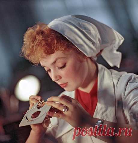 Советская красота 1960-ых: время, когда в моде были умные, работящие и искренние девушки  Время от времени мы обращаемся к фотографии тех лет не только с ностальгической целью (чтобы вспомнить, какими мы были), но и чтобы взглянуть на одежду и прически, которые были в тренде.
Ведь не все вещи до сих пор остались в нашей памяти, но уж прически точно.
Мы решили вспомнить несколько образов тех времен, чтобы понять, насколько они актуальны сейчас.