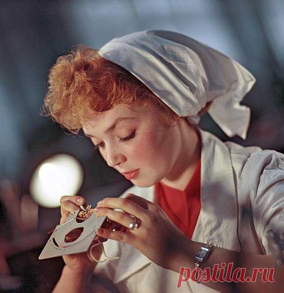 Советская красота 1960-ых: время, когда в моде были умные, работящие и искренние девушки  Время от времени мы обращаемся к фотографии тех лет не только с ностальгической целью (чтобы вспомнить, какими мы были), но и чтобы взглянуть на одежду и прически, которые были в тренде.
Ведь не все вещи до сих пор остались в нашей памяти, но уж прически точно.
Мы решили вспомнить несколько образов тех времен, чтобы понять, насколько они актуальны сейчас.