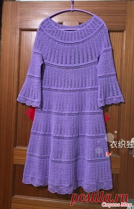 . Универсальный вариант. Сиреневое платье. Это платье связанно по кругу не сложным узором. Оно Два узора чередуются в горизонтальном направлении. Платье смотрится очень нежно и нарядно.