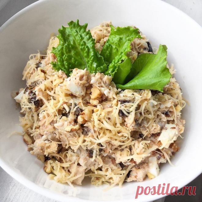 Салат с курицей и черносливом.

Ингредиенты:
-1 большое куриное филе (~200 гр. в отварном виде)
-3 яйца
-120 г. чeрнослива
-40 г. грeцких орехов
-100 г. твeрдого сыра
-Майонез для заправки

Приготовление:
Куриное филе отварить и разобрать на волокна.
Яйца отварить и мелко порезать.
Чeрнослив на пару минут залить горячей водой, затем остудить и мелко порезать.
Орeхи измельчить.
Твердый сыр натeреть на крупной терке.
Все ингредиенты смешать и заправить майонезом (рецепт д...