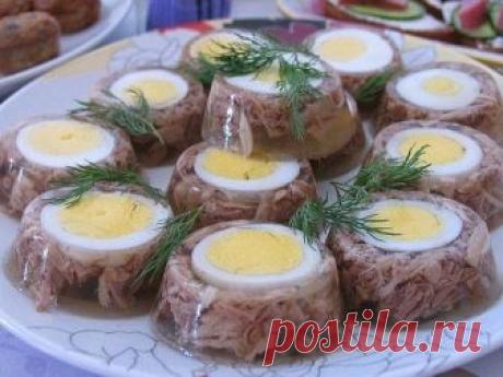 Вкуснейший холодец 

Приготовление:
Я сварила из говяжьего колена и двух свиных ножек в мультиварке, 90 минут, не замачивая. 
Сразу солила, добавила лаврушку, перец горошком и лук с морковкой. 
Потом лук и морковку выбрасываю. 
Всё, что отвалилось от костей порезала на кусочки. 
Это всё выложила в формы добавила чеснок и процеженный бульон без дополнительного кипячения. 
В одну форму для особого любителя добавила перемолотый хрен. 
Пока остывает на столе, несколько раз пер...