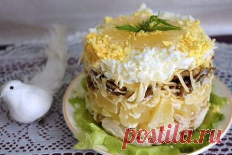 Слоеный салат с курицей, жареными грибами и ананасами