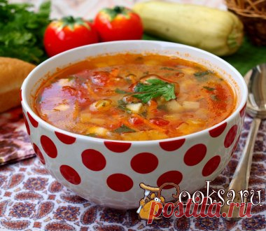 Овощной суп с кабачками и помидорами Овощной суп с кабачками и помидорами - вкусное и лёгкое первое блюдо. Этот суп можно приготовить на воде, он получится чисто вегетарианским, а можно на мясном или курином бульоне, тогда он конечно будет сытнее и вкуснее. У меня как раз был готовый мясной бульон, поэтому я решила суп готовить на нём. Кабачок средний — 1 шт; Вода или бульон — 800 мл; Помидоры — 3 шт; Лук репчатый — 1 шт; Морковь — 1 шт; Масло подсолнечное — 2-3 ст.л.; Картофель — 2-3 шт;…