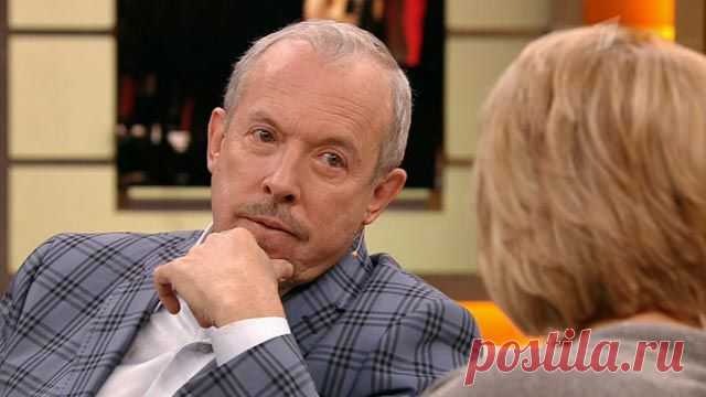 Несколько поколений выросло на песнях "Машины времени". Ее основатель Андрей Макаревич также известен как кулинар, дайвер, борец за права животных, продюсер, актер. Но о том, что он художник, многие даже не догадываются. Семи дорог ему явно мало, он всегда в поиске. Этот принцип касается и его личной жизни. Андрей был трижды женат, у него трое детей.
