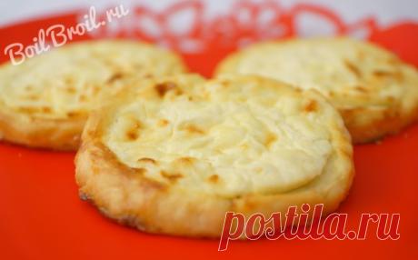 Картофельные ватрушки с творогом - пошаговый рецепт с фото Картофельные ватрушки с начинкой из соленого творога подают и к первым блюдам, с начинкой из сладкого творога – к чаю.