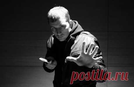 Проект Партизан Сделай репост, ПОДПИШИСЬ!! ПРИГЛАСИ ДРУЗЕЙ!!
"Подлянки" с ножом.
1. "Колымская" техника (классно показанная Быковым на семинаре, записанном студией-17) - одновременно с зашугиванием противника (резкий крик, притоп) , уже видившего нож, перебрасываем его в другую руку и атакуем с подскоком, нанося удар по совершенно неожиданной для супостата траектории.

2. "Смерть мента". Двумя пальчиками брезгливо так держим нож за рукоять (достали из ножен) - "вот, дядень...