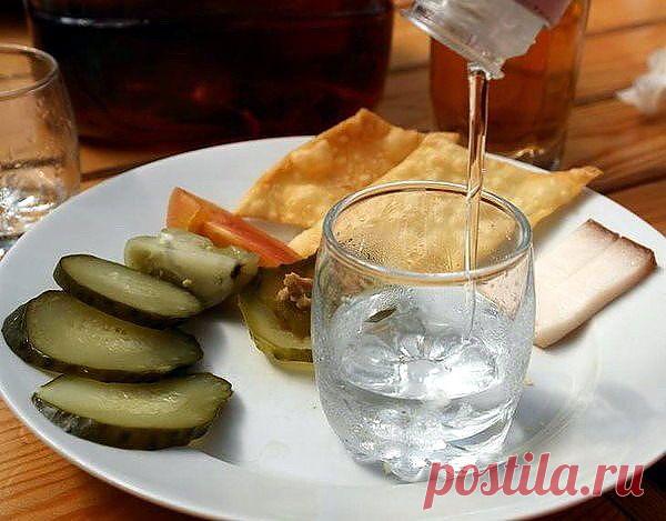 Что делает судья в конце матча на ринге? Поднимает руку победившего боксера, и тот, весь побитый, помятый, в синяках, торжествует и радуется. Войдем в его роль и, помятые и побитые нашей сложной жизнью, торжествуя, поднимем рюмки за наши победы, прошедшие и будущие!
♥