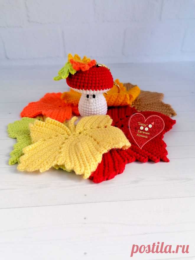 PDF Брелок Грибок крючком. FREE crochet pattern; Аmigurumi toy patterns. Амигуруми схемы и описания на русском. Вязаные игрушки и поделки своими руками #amimore - брелок в виде маленького гриба, грибок, грибочек, белые грибы, грибочки.