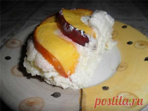 Творожный десерт с персиками