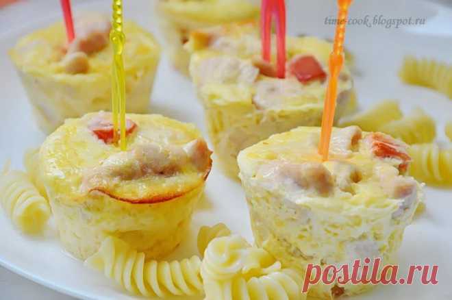 Мини-запеканки с курицей и помидором.