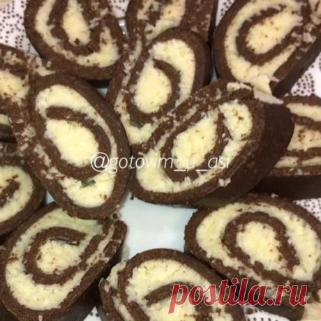 Быстрый и вкусный десерт к чаю 
Автор видео @gotovim_u_asi
Ингредиенты :
Печенье -180 гр
Сливочное масло -100 гр
Кокосовая стружка -100 гр
Сахарная пудра -100 гр
Какао порошок -4 ст.л.
Молоко -100 мл
Приготовление:
1️⃣измельчаем печенье при помощи блендера,добавляем какао и тёплое молоко,сахарная пудра 30 гр,замешиваем в  тесто, накрываем пленкой и убираем в сторону.
2️⃣взбиваем сливочное масло с сахарной пудрой , после добавляем кокосовую стружку.
3️⃣стол застелить пищево...