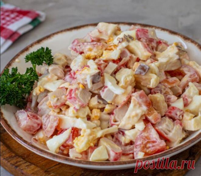 Салат с копченым колбасным сыром и крабовыми палочками Пикантный салат с копченым колбасным сыром и крабовыми палочками. Вкусовой тон салату задает, безусловно, колбасный сыр.