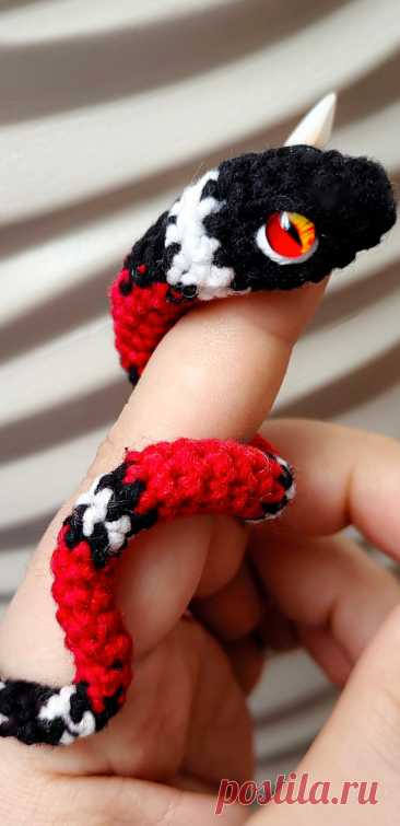 PDF Змейка крючком. FREE crochet pattern; Аmigurumi toy patterns. Амигуруми схемы и описания на русском. Вязаные игрушки и поделки своими руками #amimore - змея, змейка с проволочным каркасом.