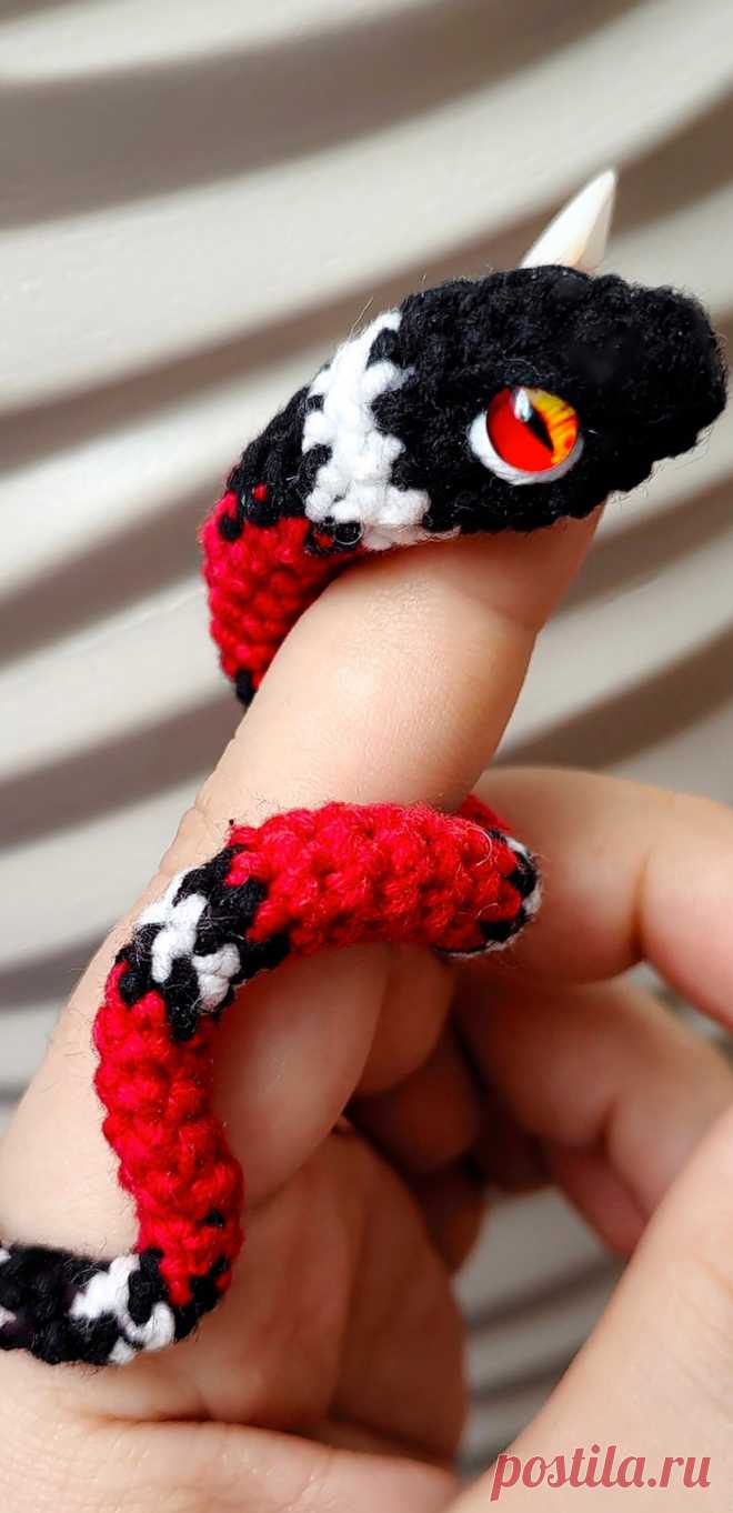 PDF Змейка крючком. FREE crochet pattern; Аmigurumi toy patterns. Амигуруми схемы и описания на русском. Вязаные игрушки и поделки своими руками #amimore - змея, змейка с проволочным каркасом.
