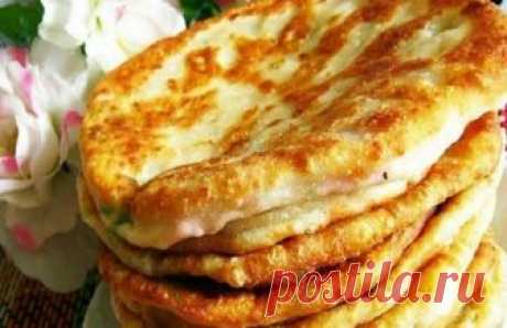 Очень вкусные сырные лепешки на кефире в сковороде! А главное, готовить их очень быстро! Ингредиенты: 1 стакан кефира 150 г любого сыра 2 стакана муки пшеничной по ½ ч.л.