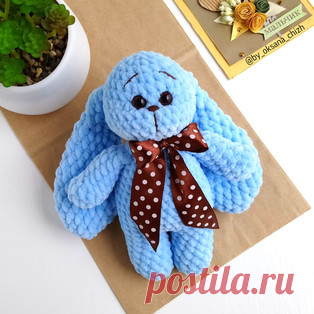 Зайка Кнопка амигуруми. Схемы и описания для вязания игрушек крючком! Бесплатный мастер-класс от Оксаны Чиж по вязанию плюшевой зайки по имени Кнопка. Высота вязаной крючком игрушки примерно 18-19 см. Для изготовления та…