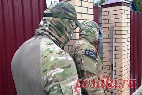 ФСБ нашла поджигателей здания администрации российского города. Сотрудники ФСБ установили личности двоих подозреваемых в попытке поджога здания администрации города Бакал Челябинской области и задержали их. Ими оказались участники бакальской рок-группы Room 32, которые входят в лево- и праворадикальные — в том числе националистические — интернет-сообщества.