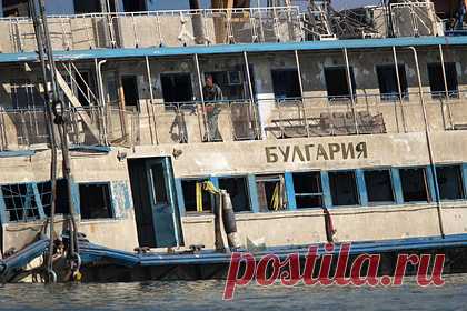 Выживший радист с затонувшего теплохода «Булгария» рассказал о пережитом позоре. Выживший с затонувшего в 2011 году теплохода «Булгария» Ринат Габидинов, работавший на нем радистом, рассказал о пережитом позоре после гибели в катастрофе 122 человек. Он дал эксклюзивное интервью «Ленте.ру» в годовщину аварии, произошедшей десять лет назад. Экипаж сделал для спасения людей все, что мог.