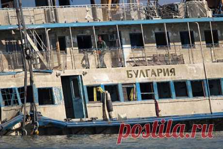 Выживший радист с затонувшего теплохода «Булгария» рассказал о пережитом позоре. Выживший с затонувшего в 2011 году теплохода «Булгария» Ринат Габидинов, работавший на нем радистом, рассказал о пережитом позоре после гибели в катастрофе 122 человек. Он дал эксклюзивное интервью «Ленте.ру» в годовщину аварии, произошедшей десять лет назад. Экипаж сделал для спасения людей все, что мог.