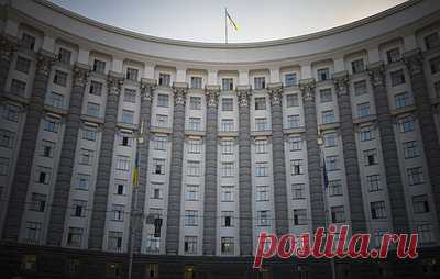 Эксперт: Украину в ближайшие 10-15 лет ждет экономическая деградация и потеря территорий. Украинский аналитик Андрей Головачев считает, что сейчас у руководства страны находится "продажная, тотально коррумпированная, безответственная и примитивно-хуторянская элита"