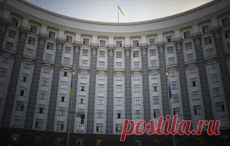 Эксперт: Украину в ближайшие 10-15 лет ждет экономическая деградация и потеря территорий. Украинский аналитик Андрей Головачев считает, что сейчас у руководства страны находится &quot;продажная, тотально коррумпированная, безответственная и примитивно-хуторянская элита&quot;