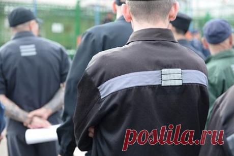 Состоящий на учете в ПНД заключенный сбежал из российской колонии-поселения. Заключенный сбежал из колонии в Колпино в Петербурге после поездки домой на выходные. 35-летний мужчина несколько раз был судим за кражи и наркотики. В 2022 году его приговорили к 1,5 года колонии-поселения. Оттуда накануне он отправился в свою квартиру на выходные, но обратно в исправительное учреждение не приехал.