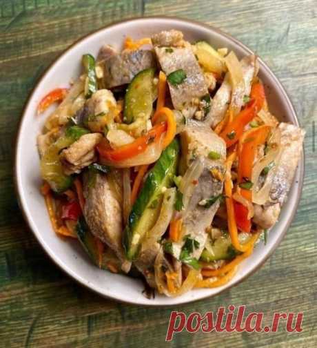 ХЕ из сельди с овощами  Восточная закуска с характером!
Пикантная, ароматная и невероятно вкусная закуска в лучших традициях корейской кухни! Нежная сельда, хрустящие овощи и букет специй создают идеальный баланс вкусов. Отлично хранится и становится только вкуснее!

Пищевая ценность (на 100 г): ~ 136 ккал | Белки: 11.5 г | Жиры: 7.9 г | Углеводы: 3 г

ИНГРЕДИЕНТЫ:

 800 г филе сельди (или скумбрии, судака)
 4 ч.л. уксуса 70%
 10 г соли (2 ч.л.)
 5 г сахара (1 ч.л.) или за...