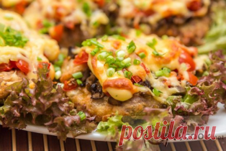САМЫЕ ВКУСНЫЕ ОТБИВНЫЕ «ПО-КОРОЛЕВСКИ»Готовим отбивные по-королевски из свинины, грибов, помидоров и сыра.