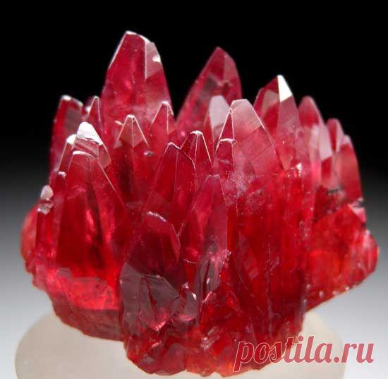 Рубин.
Рубин считается самым дорогостоящим камнем, в древние времена ему по стоимости уступал даже алмаз. Он достойно занимает свое положение среди всех драгоценных камней, относится к минералам, является разновидностью корунда красного цвета. 
В природе не встречаются рубины с одинаковым цветом. Камень играет со всеми оттенками красного. Бывают корунды светло-розовые, малиновые, ярко-красные, красные с фиолетовым отливом, коричневые. 
Самыми ценными считаются драгоценные ...