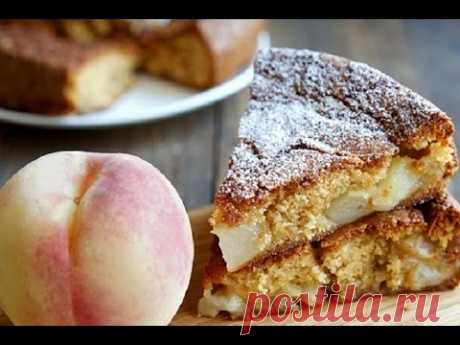 Простой персиковый пирог - YouTube | Приготовим что-то похожее на Шарлотку, но вкус поинтереснее. Пирог получается румяным снаружи и нежным внутри. Тесто не слишком сладкое, нам не зачем спорить со сладостью фруктов. Так что берите те фрукты, которые есть под рукой (яблоки тоже подойдут) и готовьте этот деревенский десерт.