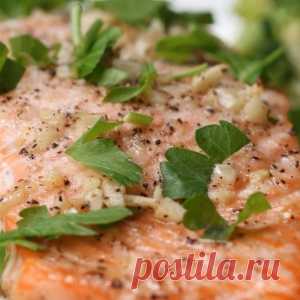 Ароматный лосось в чесночном масле. Вкус непревзойденный