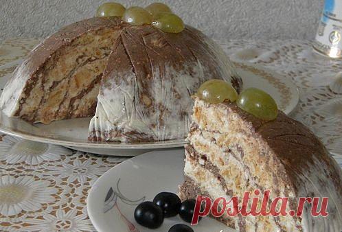 Творог  жирный  – 400 гр•               
Сметана 20 % – 500 гр•               
Песочное  печенье – 5-6 шт•               
Молоко – 5-6 ст.л.•               
Какао – 5 ст.л.•               
Сахар – 1 стакан•               
Желатин – 35-40 гр 
 зальем водой  30 минут
 Печенье измельчим
Творог, сметану и сахарный песок смешаем  желатин с молоком, взбивая, в творожную массу. 
 творожную массу на 3 части. 
 В одну  какао и перемешаем слегка вилкой, Во вторую  добавим  печенье.