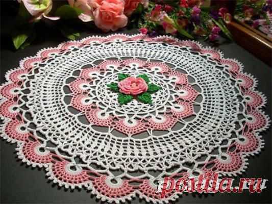 Большая салфетка крючком с розой