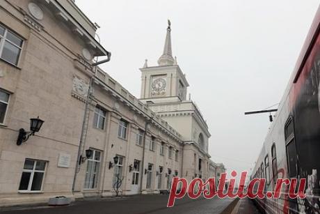 В российском городе перекрыли вокзал из-за эшелона с ранеными. В Волгограде перекрыли доступ к вокзалу в связи с прибытием эшелона с ранеными из зоны проведения специальной военной операции (СВО). Об этом сообщает v1.ru. Отмечается, что часть пострадавших доставили с поезда в госпитали, а остальные продолжили путь после получасовой остановки.