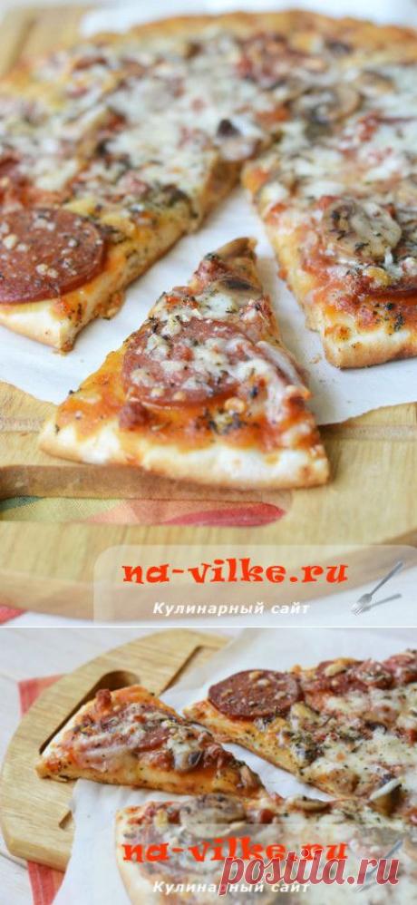 Фото пиццы с колбасой и шампиньонами