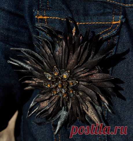 Брошь &quot;Орхидея&quot; из натуральной кожи с декором🌹 ручная авторская работа, по вопросам заказа пишите и звоните на WhatsApp, или директ❤

#брошь #броши #цветыброши #marianje #стильный #модель
